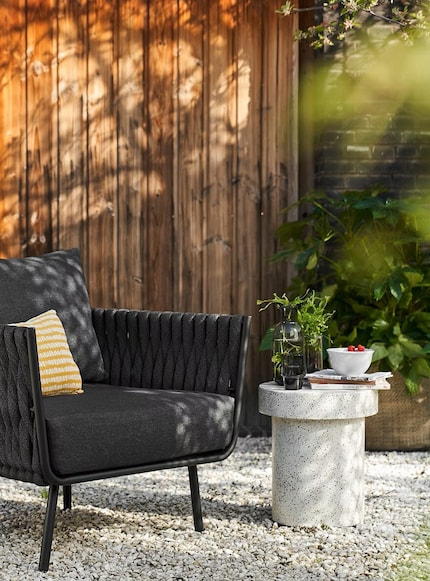 Mushroom design meets terrazzo vibes: de stenen tafel past zich soepel aan zijn omgeving aan.