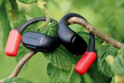 De hoofdtelefoon is geschikt voor hardlopen in de natuur, maar op drukke wegen overstemt het omgevingsgeluid het geluid.