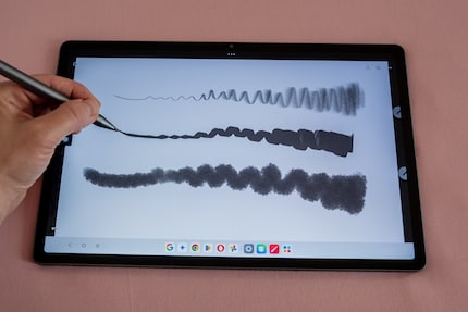 Thanks to pressure recognition, I can draw and write really well with the Lenovo Tab Pen Plus.