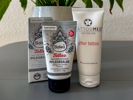 Bei uns im Shop gibt es zuhauf Tattoopflege. Balea ist die Eigenmarke von DM. Tattoomed ist ein Stuttgarter Produkt.