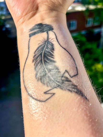 Zum Vergleich benutze ich beide Cremes gleichzeitig auf der Glühbirnen-Feder. Obere Hälfte: Balea. Untere Hälfte: Tattoomed. Letztere hinterlässt einen dicken weißen Film und hilft gegen das Gejucke.