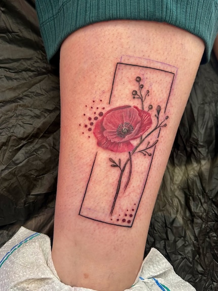 Und das ist das ganz frische Tattoo am Bein. Du siehst sogar noch die Linien vom ersten, etwas schiefen Anzeichnen.