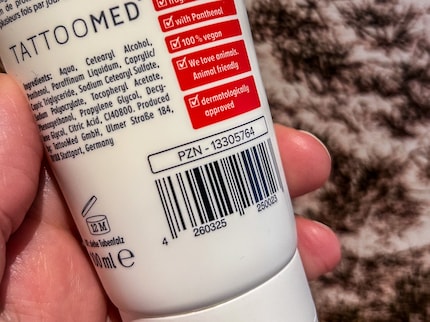 Die Creme von Tattoomed trägt eine Arzneimittelkennung über dem Barcode.