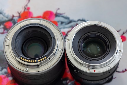 Met de handmatige lens van TTArtisan (rechts) is de bajonet alleen een mechanische sluiter. Bij een lens met autofocus (links) zijn daarentegen elektronische contacten te zien.