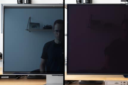 De Odyssey 3D (links) met zijn glanzende IPS-scherm is extreem reflecterend. Rechts ter vergelijking een even glanzende OLED, gefotografeerd met dezelfde camera-instellingen.