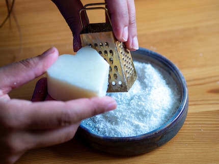 Der verbotene Parmesan. Je kleiner die Seife ist, desto einfacher löst sie sich im Wasser auf.