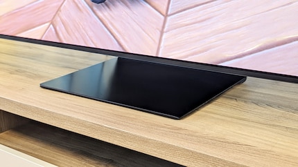 Er is ongeveer zeven centimeter ruimte tussen de onderkant van de tv en de standaard. Dit zou voldoende moeten zijn voor de meeste soundbars.