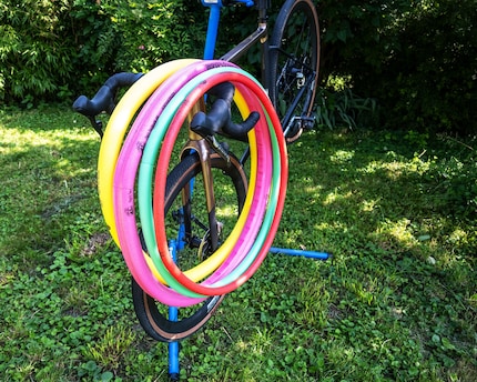 Alles zo kleurrijk hier: Pepis Tire Noodles in vele felle kleuren voor verschillende toepassingen. Van links naar rechts: geel (Super Rokk Line) = e-bike en DH, roze (R-Evoltution) = biologische fiets / lichte e-bike, groen (gravel sport), rood (asfalt) racefiets.