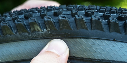 Klein maar cruciaal detail: bij het monteren van de banden op de velgen moet rekening worden gehouden met de rijrichting van de banden.