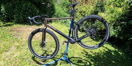 Het ontwerp van de nieuwe Zleen Wolf Gravel Pro in zwart en grijs is aantrekkelijk.
