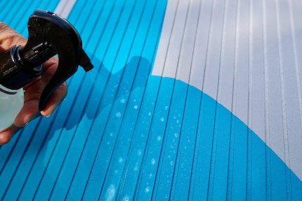 Spray on, wait and rub dry - schoonmaken gebeurt in drie stappen en kost weinig tijd.