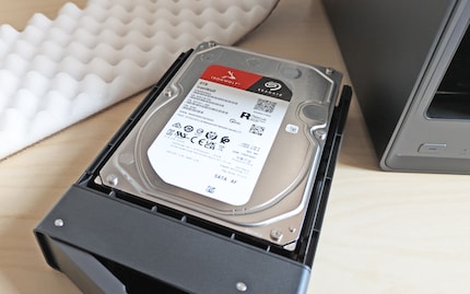 Verder dan een jaar geleden installeerde ik vier Seagate IronWolf 8 TB HDD's.