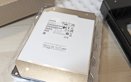 De Toshiba MG10 met 22 terabyte kun je niet gebruiken met Synology. Met Ugreen is dit echter geen probleem, vandaar dat ik er vier in het retail NAS-monster heb gestopt.