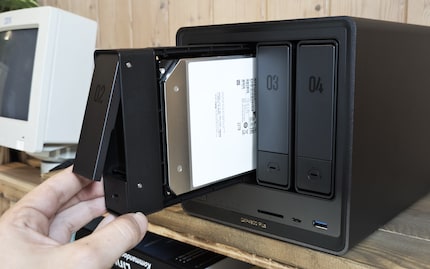 Deze HDD is luidruchtiger vanwege de hoge capaciteit en snelheid. Maar het verschil is niet immens - hoe dan ook, een NAS hoort niet thuis in de woon- of slaapkamer.