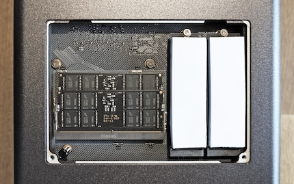 Koelpads op de SSD's en deksel erop.