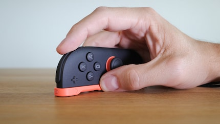Zo houd ik de rechter Joy-Con 2-controller vast als muis.