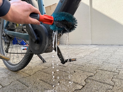 Als je de fiets van onderaf schoonmaakt, stroomt het water ook naar beneden.