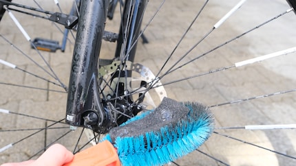 Eerst wil ik de vuile spaken schoonmaken met de harde borstel. Maar het zachte schuim komt onvermijdelijk ook in aanraking met het vuil.