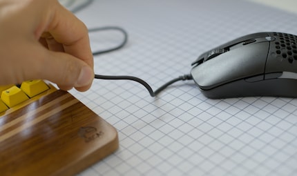 De kabel is veel te stijf.