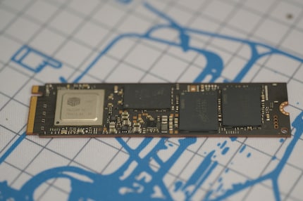 Links der Controller, in der Mitte der DRAM-Cache und rechts die zwei NAND-Speicherbausteine.