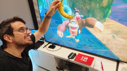 Ich ärgere den Affen mit einer Banane. Ob das gut kommt?