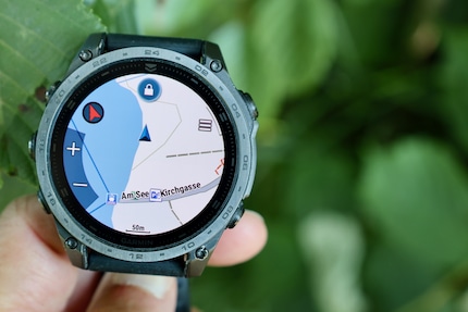 Dankzij de voorgeïnstalleerde kaarten en multi-band GPS is de navigatie nauwkeurig. Je kunt de route naar het dichtstbijzijnde café weergeven of een koers bepalen met behulp van een kompas.