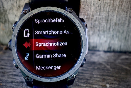 Met de Tactix 8 kun je spraaknotities opnemen en bellen zolang je smartphone binnen bereik is.