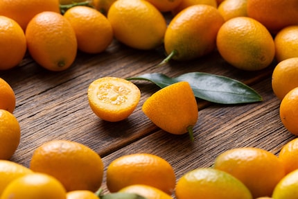 Kumquats zijn kleiner dan sinaasappels en kunnen met schil en pitjes worden gegeten. 