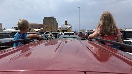 De rij voor de veerboot is bijna net als vroeger.