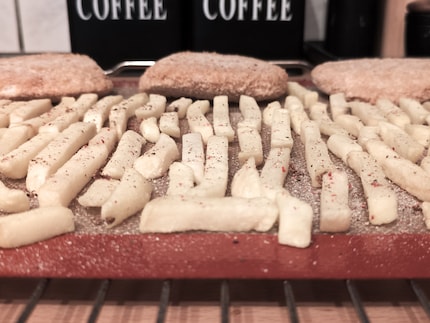 Een gewone opstelling van bevroren frietjes werkt minder goed dan met papier vanwege het gladde oppervlak.