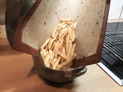 Wanneer je erin bijt, zijn ze knapperig van buiten en zacht van binnen. Dat is precies hoe ik het lekker vind. Het wordt alleen nog lekkerder met de frituurpan.