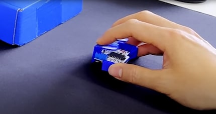 YouTuber Juskim test zijn zelfgebouwde mini-gamingmuis.
