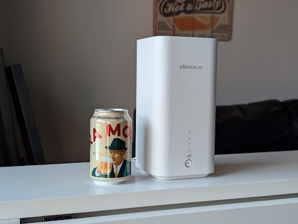 De router is niet bepaald klein, maar de antennes zijn allemaal geïntegreerd in de behuizing.