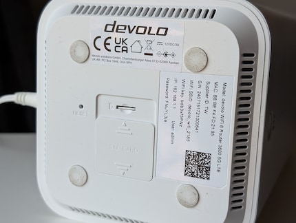 De SIM-kaart en de details van de vooraf ingestelde Wi-Fi-toegang vind je aan de onderkant.