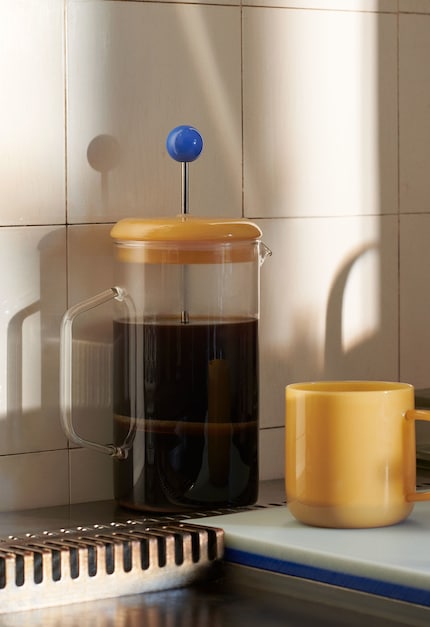 De French Press Brewer van borosilicaatglas heeft een kleurrijke uitstraling.