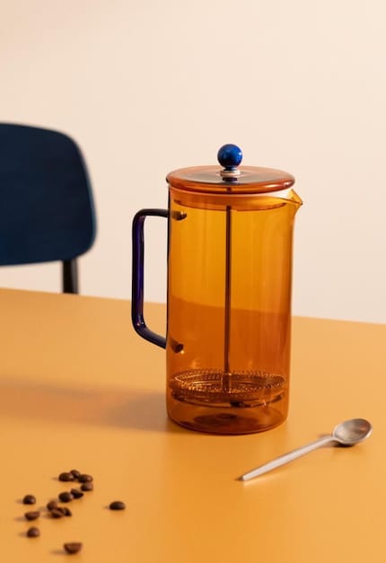 Dankzij het moderne ontwerp en het robuuste borosilicaatglas voegt de Ambar Collection French Press een stijlvol accent toe aan elke kamer.