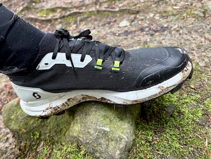 No foam cushioning under the foot, just enough cushioning so that I still have a good feeling for the ground.