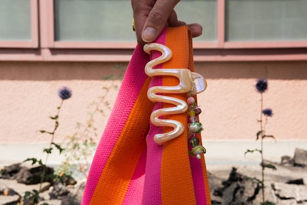 Laura's creatie ziet er bijzonder goed uit op haar kleurrijke tas.