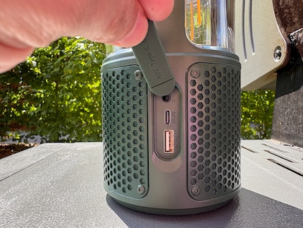 Je kunt de speaker ook als powerbank gebruiken.