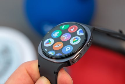 Je bedient de Galaxy Watch8 via het touchscreen en twee knoppen aan de rechterkant.