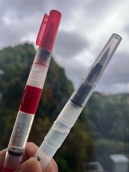 Zwei Pinsel mit Wasserreservoir. Der von Caran d'Ache (links) ist unterwegs leichter zu füllen als der von Staedtler (rechts).