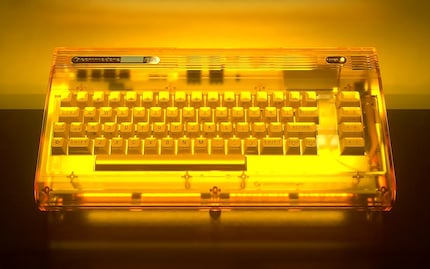 De gouden Founders Edition met amberkleurige behuizing en 24-karaats gouden badge.