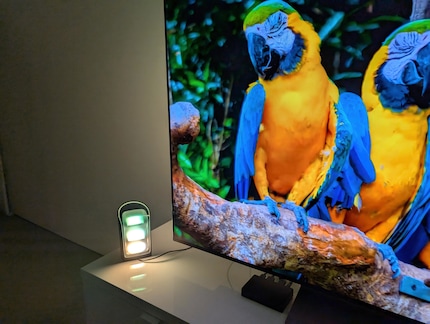 De wallwashers passen het licht aan het tv-beeld aan.