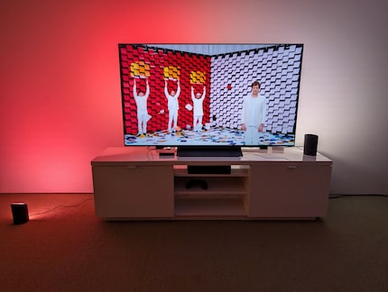 Philips Hue met één lampje op de vloer en één op het tv-bord.