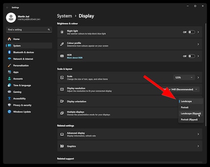 Je kunt de schermoriëntatie wijzigen in de instellingen onder «System > Screen > Scale and Layout».