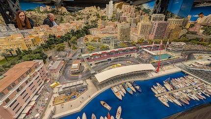 Uitzicht over de haven naar het circuit van Monaco.