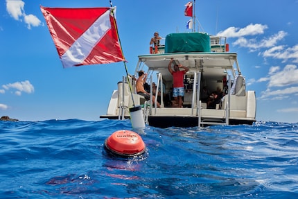 De bemanning op de boot ontvangt informatie over de diepte en afstand van de duikers.