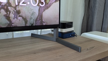 Er is ongeveer zeven centimeter ruimte tussen de onderrand van de tv en de standaard. Dat zou genoeg moeten zijn voor de meeste soundbars.