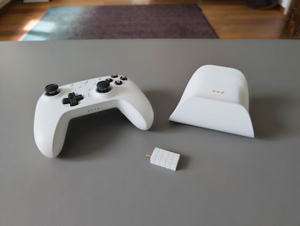 De 8Bitdo Ultimate 2 wordt geleverd met een oplaadstation.