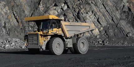 De Komatsu HD605-7 is zelfs een van de kleinere dumper trucks.